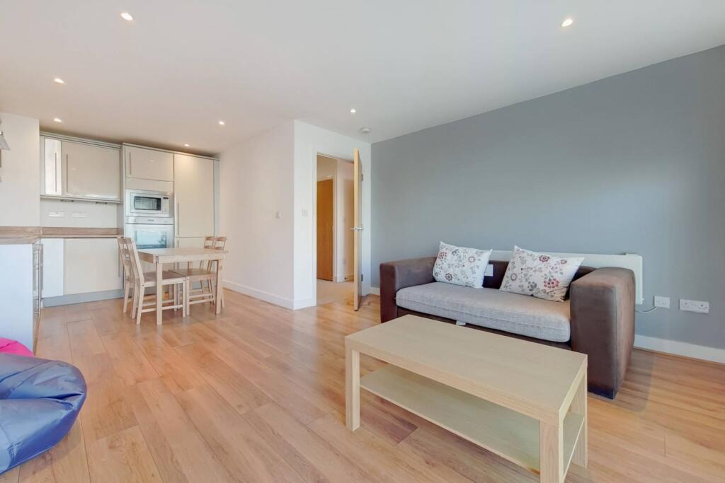 1 bed 1st Floor Flat for rent in Woolwich. From Foxtons - Canary Wharf