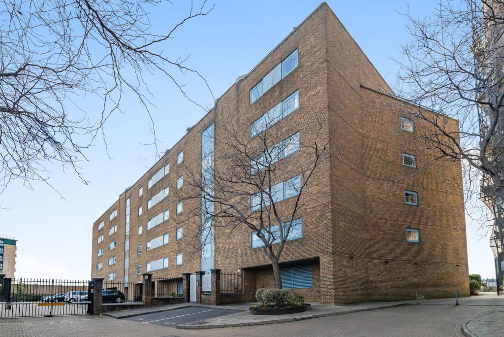 2 bed 1st Floor Flat for rent in London. From Foxtons - Canary Wharf