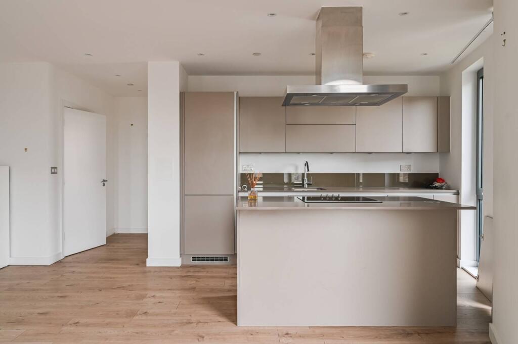 2 bed 1st Floor Flat for rent in London. From Foxtons - Canary Wharf