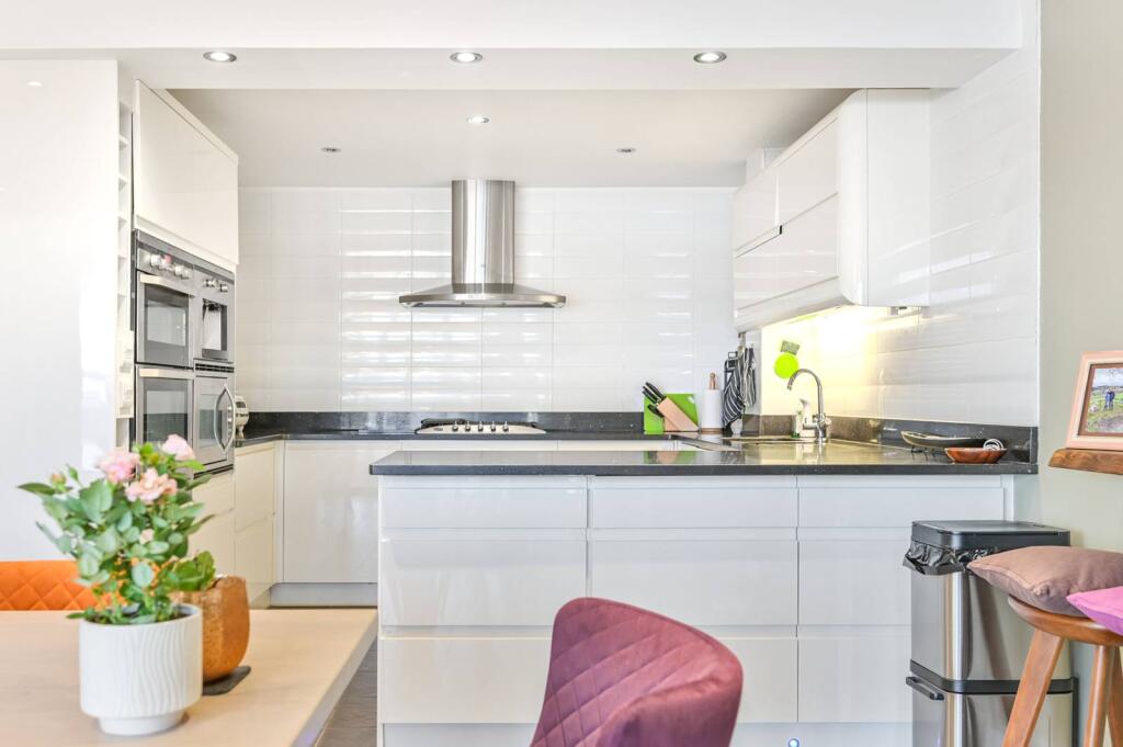 3 bed Mid Terraced House for rent in London. From Foxtons - Canary Wharf