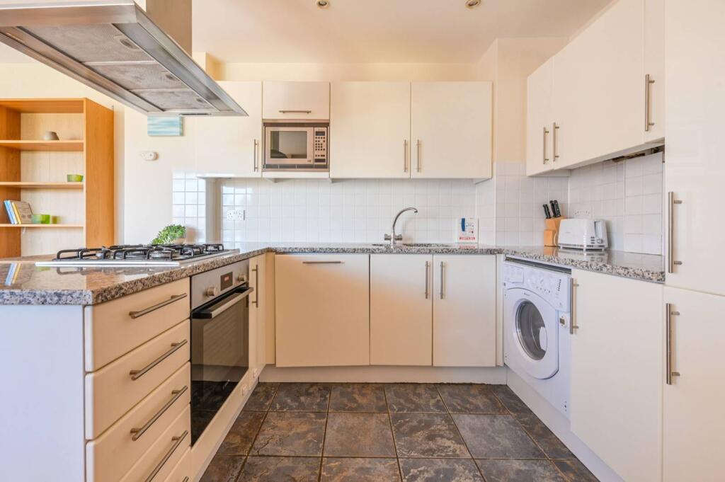 2 bed 1st Floor Flat for rent in London. From Foxtons - Canary Wharf