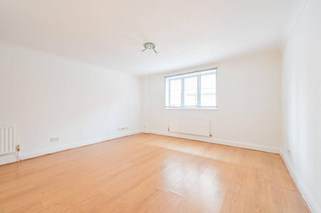 1 bed 1st Floor Flat for rent in Poplar. From Foxtons - Canary Wharf