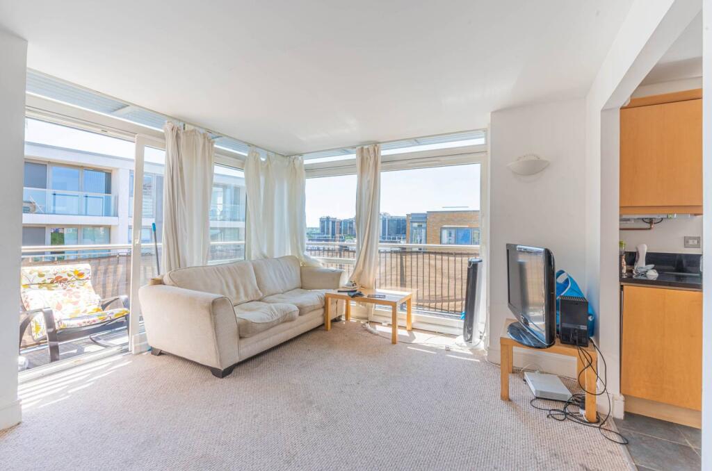 2 bed 1st Floor Flat for rent in Poplar. From Foxtons - Canary Wharf