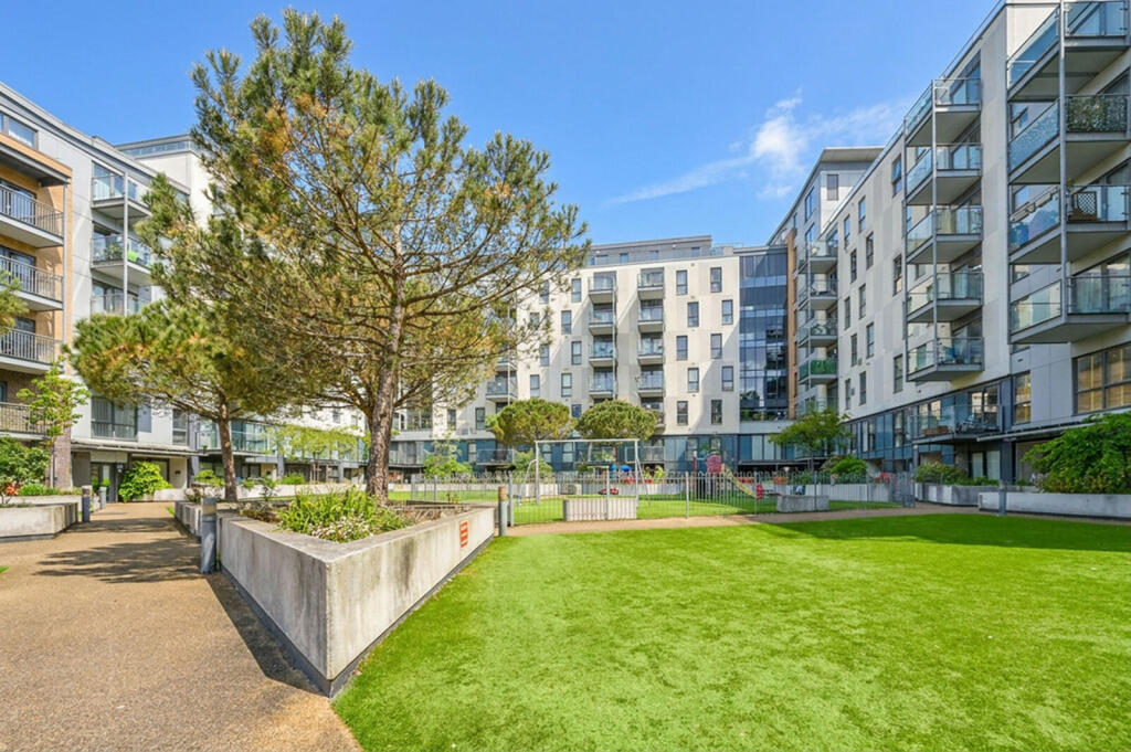 2 bed 1st Floor Flat for rent in London. From Foxtons - Canary Wharf