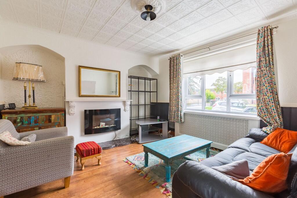 2 bed Mid Terraced House for rent in London. From Foxtons - Canary Wharf