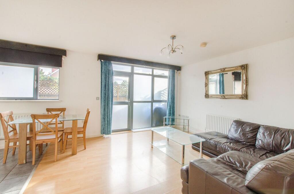 1 bed 1st Floor Flat for rent in Poplar. From Foxtons - Canary Wharf