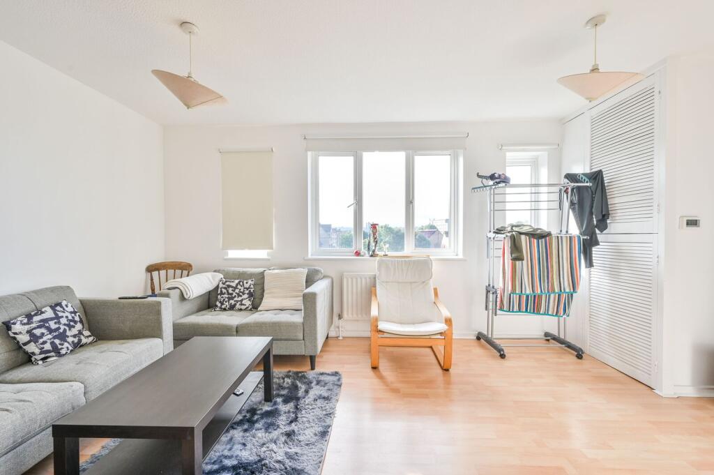 1 bed 1st Floor Flat for rent in Poplar. From Foxtons - Canary Wharf