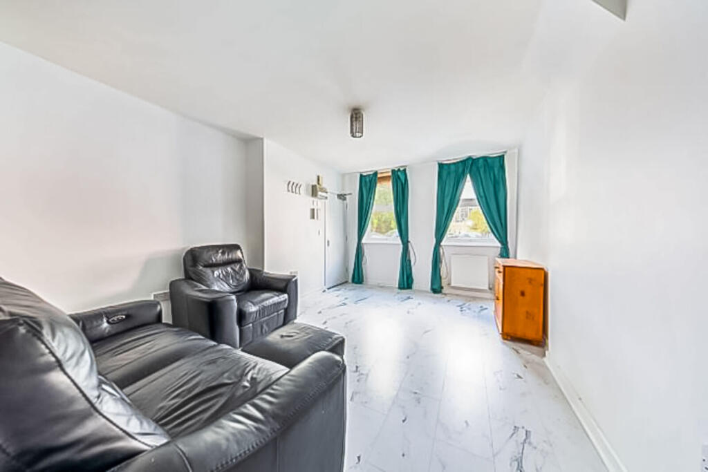 2 bed 1st Floor Flat for rent in Poplar. From Foxtons - Canary Wharf