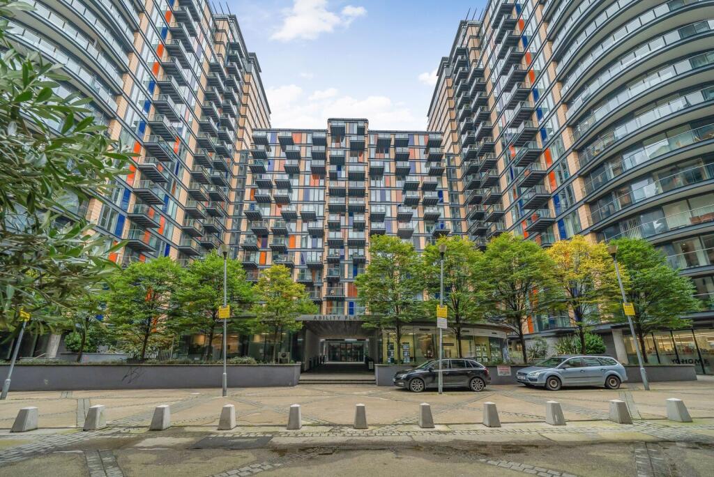 2 bed 1st Floor Flat for rent in Poplar. From Foxtons - Canary Wharf