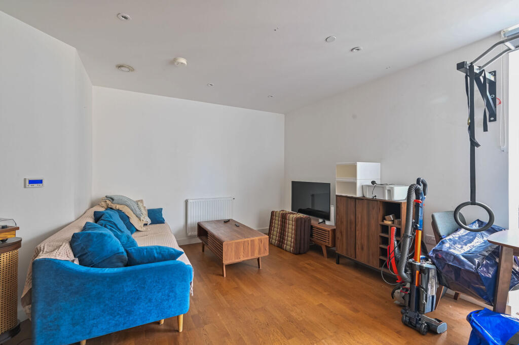 1 bed 1st Floor Flat for rent in West Ham. From Foxtons - Canary Wharf