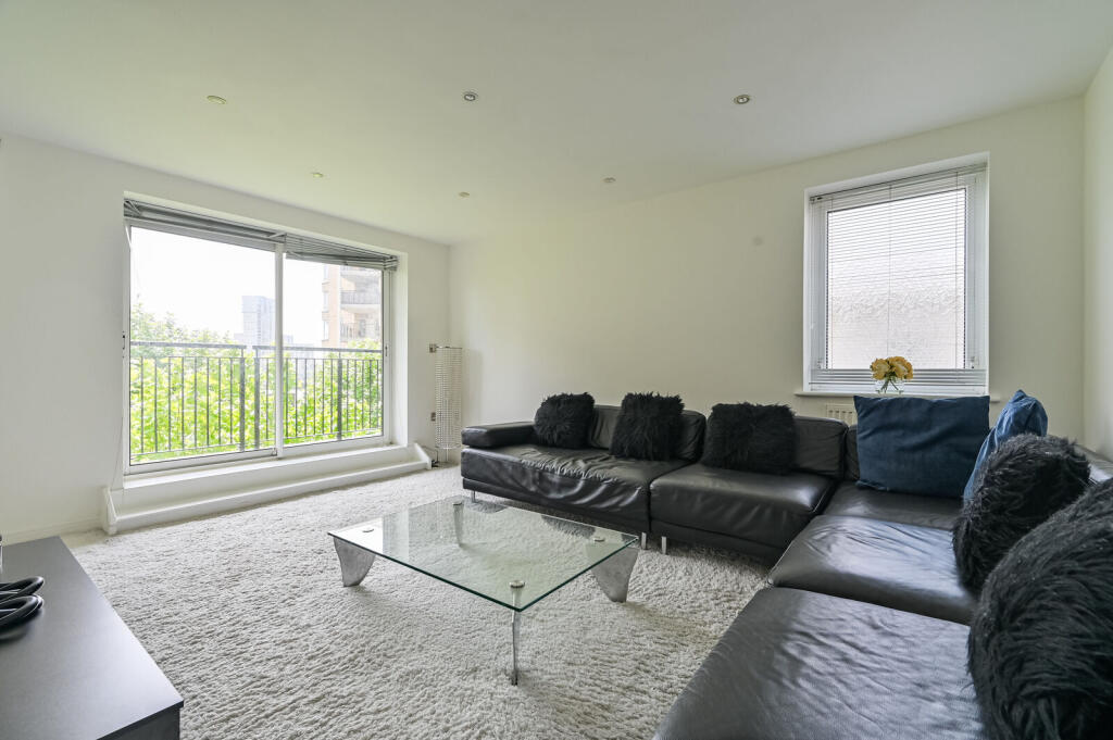 3 bed 1st Floor Flat for rent in Poplar. From Foxtons - Canary Wharf