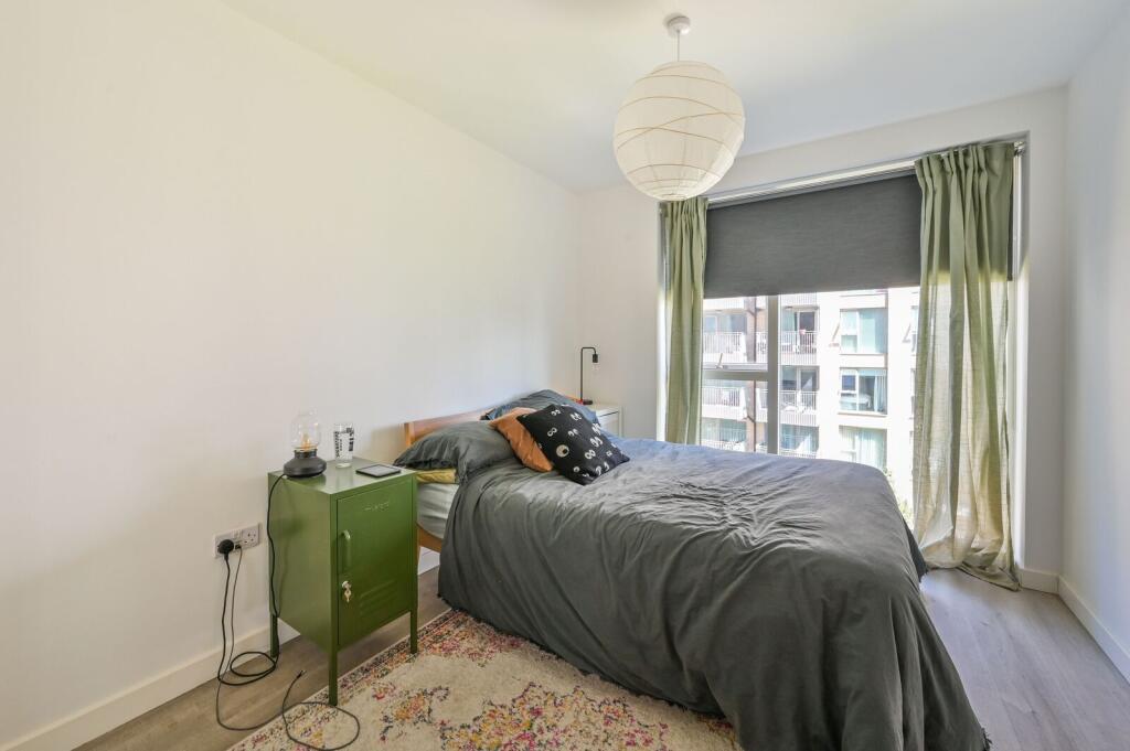 1 bed 1st Floor Flat for rent in Poplar. From Foxtons - Canary Wharf