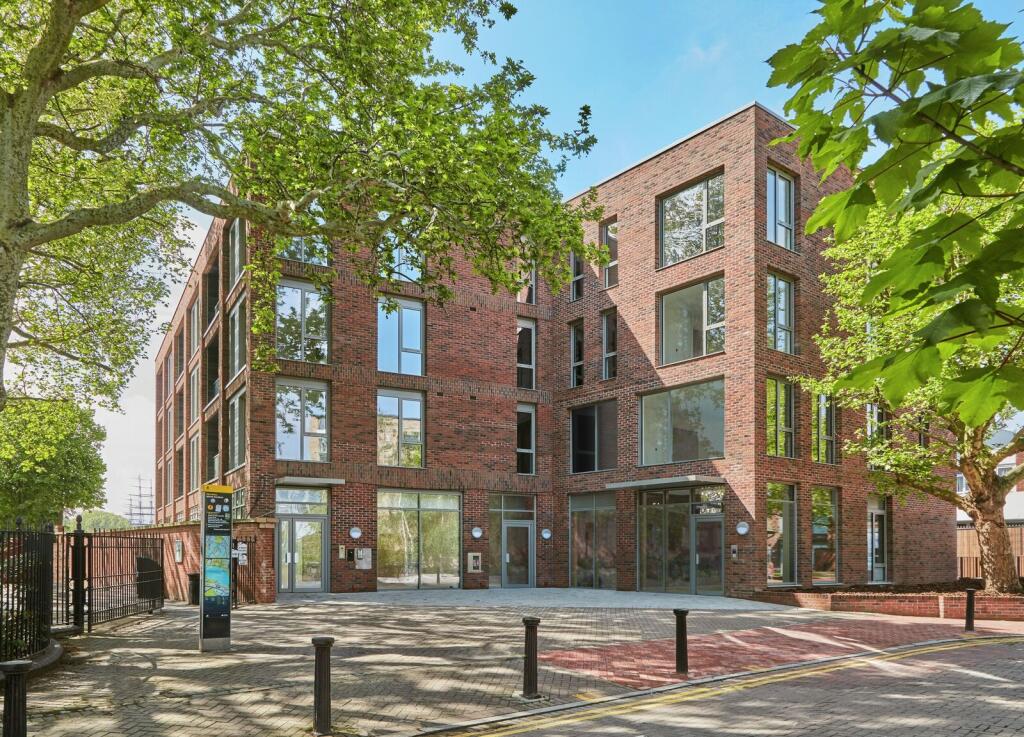 2 bed 1st Floor Flat for rent in Poplar. From Foxtons - Canary Wharf
