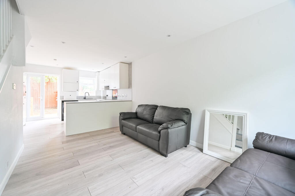 2 bed Detached for rent in Poplar. From Foxtons - Canary Wharf