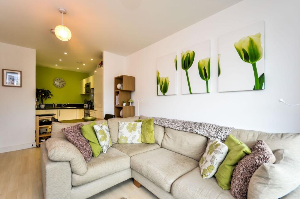 1 bed 1st Floor Flat for rent in London. From Foxtons - Canary Wharf