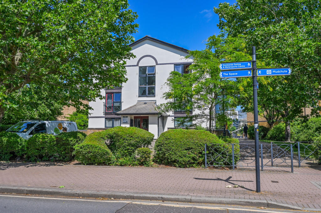 2 bed 1st Floor Flat for rent in London. From Foxtons - Canary Wharf