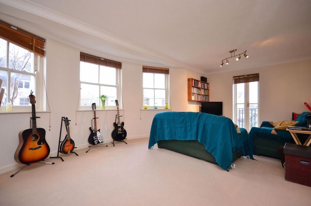 3 bed 1st Floor Flat for rent in London. From Foxtons - Canary Wharf