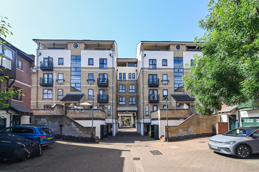 3 bed 1st Floor Flat for rent in London. From Foxtons - Canary Wharf