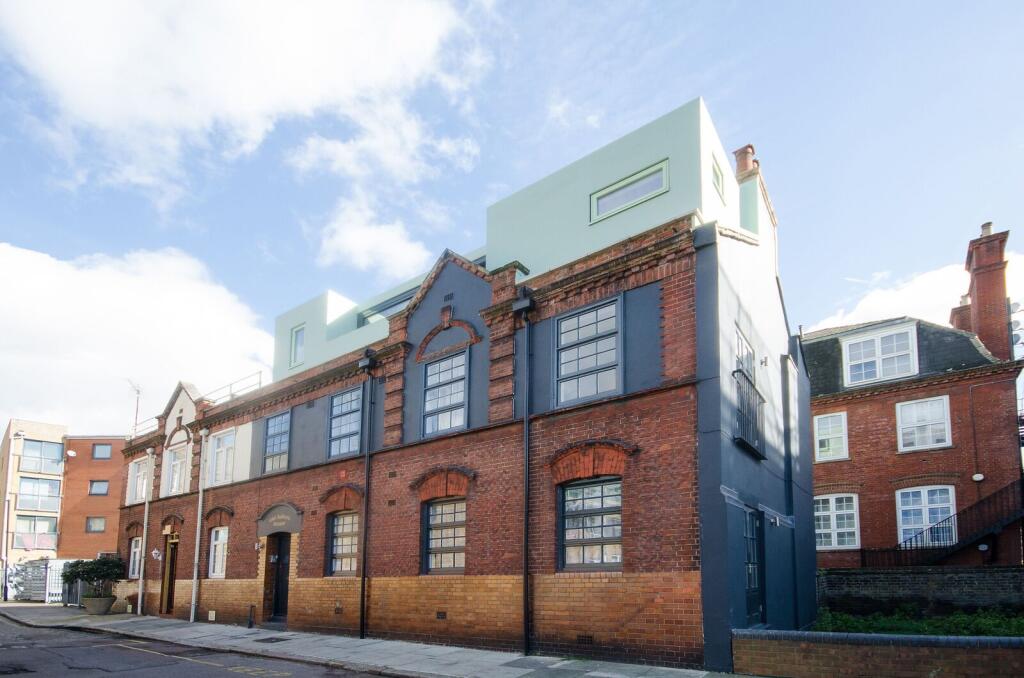 2 bed 1st Floor Flat for rent in Poplar. From Foxtons - Canary Wharf