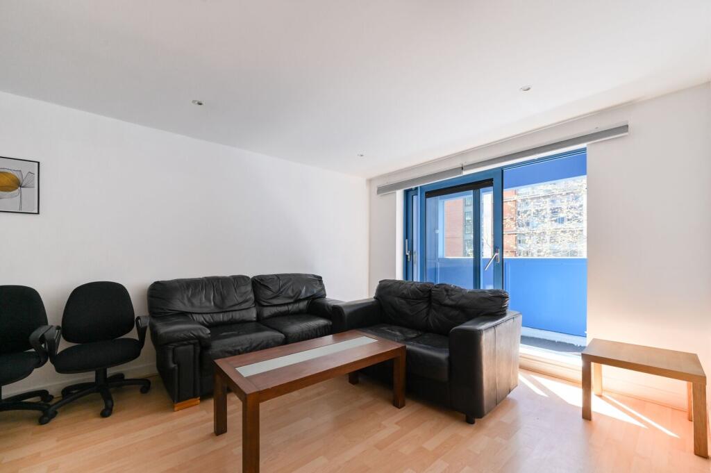 3 bed 1st Floor Flat for rent in Poplar. From Foxtons - Canary Wharf 3 bed 1st Floor Flat for rent in Poplar. From Foxtons - Canary Wharf