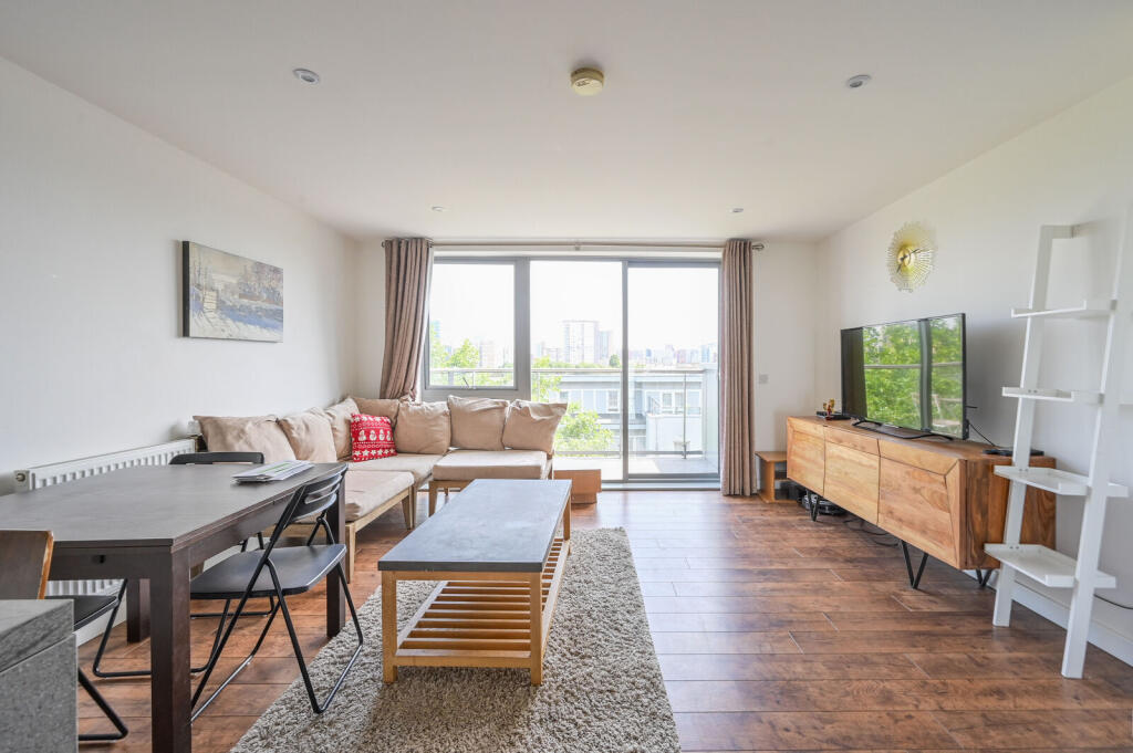 2 bed 1st Floor Flat for rent in Poplar. From Foxtons - Canary Wharf 2 bed 1st Floor Flat for rent in Poplar. From Foxtons - Canary Wharf