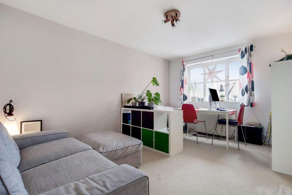 1 bed 1st Floor Flat for rent in Poplar. From Foxtons - Canary Wharf