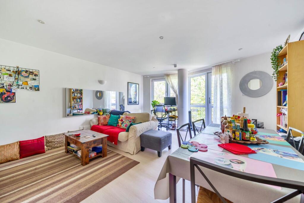 1 bed 1st Floor Flat for rent in Poplar. From Foxtons - Canary Wharf
