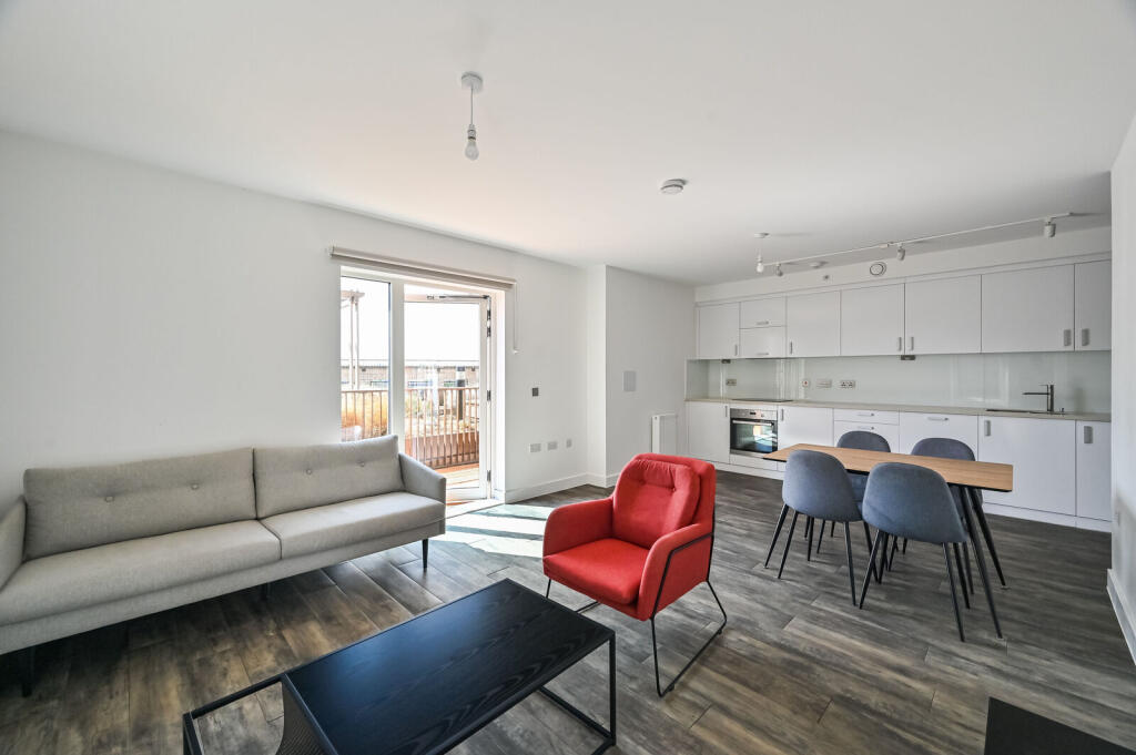 3 bed 1st Floor Flat for rent in West Ham. From Foxtons - Canary Wharf
