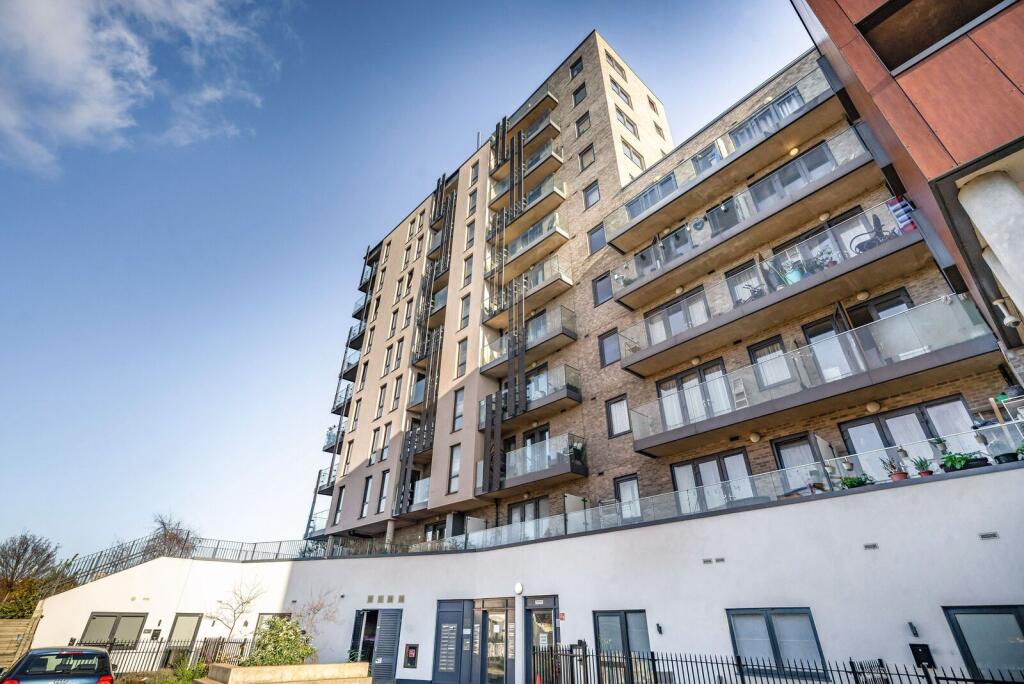 2 bed 1st Floor Flat for rent in Poplar. From Foxtons - Canary Wharf