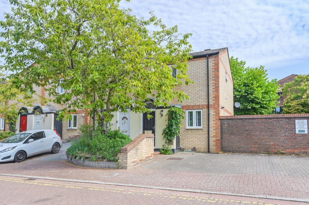 2 bed End of Terrace for rent in London. From Foxtons - Canary Wharf