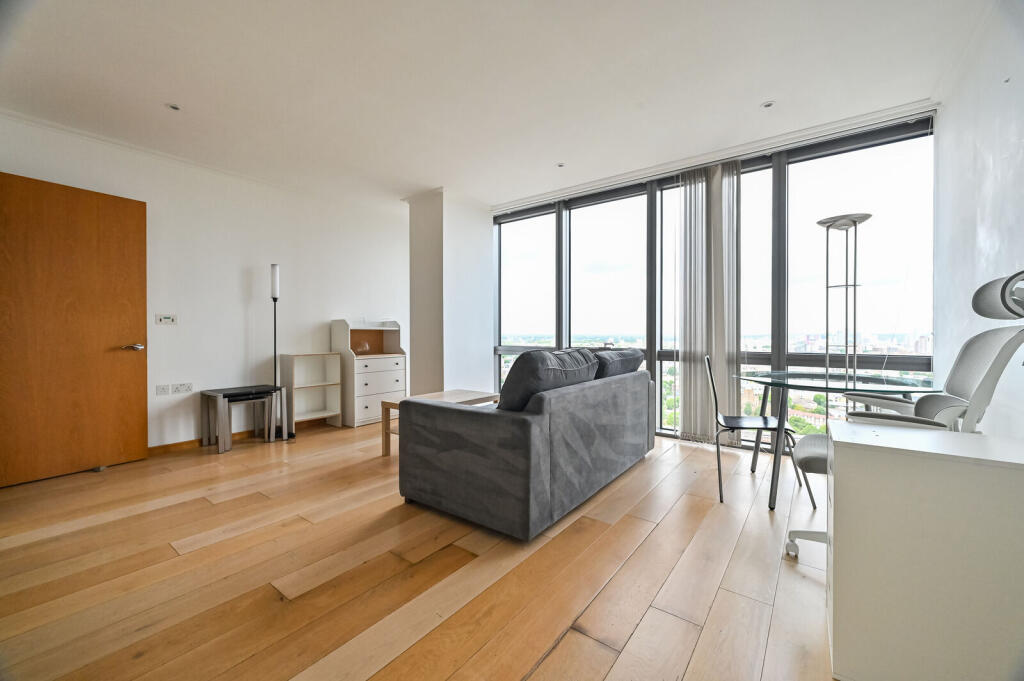 1 bed 1st Floor Flat for rent in London. From Foxtons - Canary Wharf