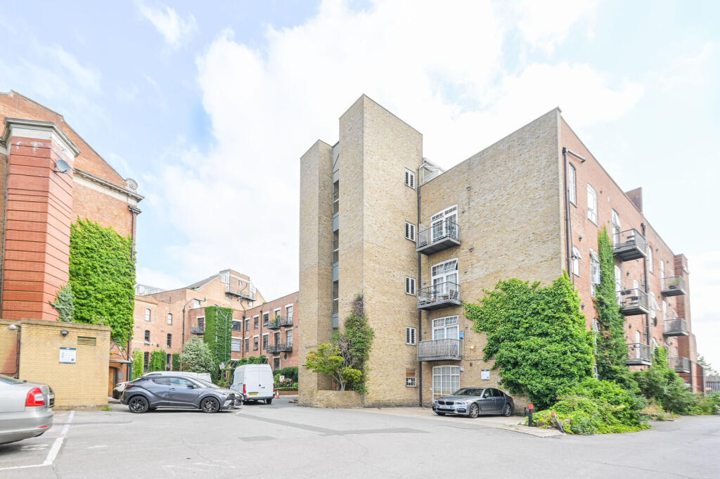 2 bed 1st Floor Flat for rent in London. From Foxtons - Canary Wharf