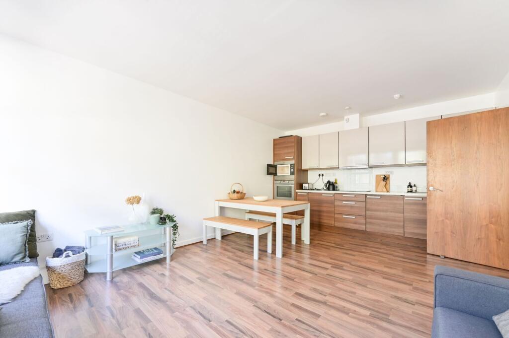 2 bed 1st Floor Flat for rent in London. From Foxtons - Canary Wharf