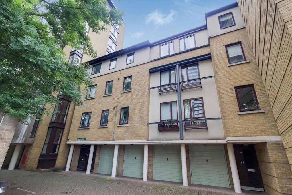 3 bed 1st Floor Flat for rent in London. From Foxtons - Canary Wharf