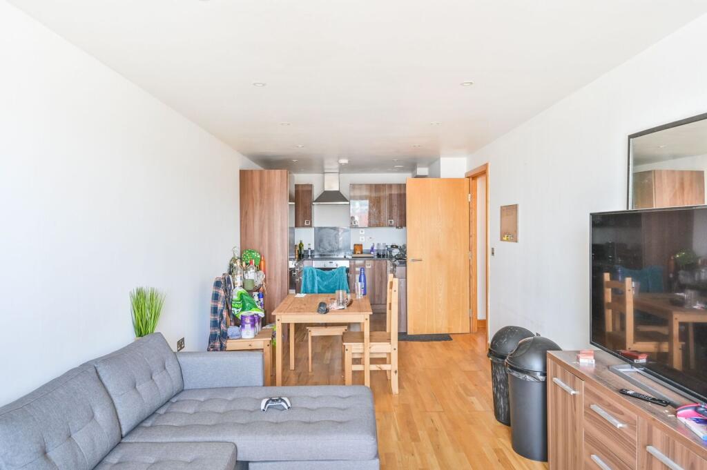 2 bed 1st Floor Flat for rent in London. From Foxtons - Canary Wharf