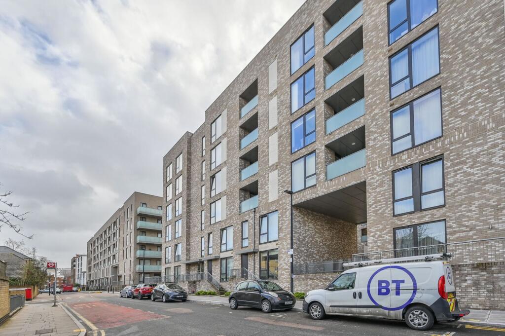 2 bed 1st Floor Flat for rent in London. From Foxtons - Canary Wharf