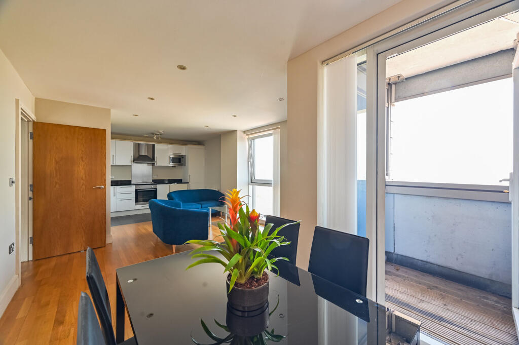 1 bed 1st Floor Flat for rent in London. From Foxtons - Canary Wharf