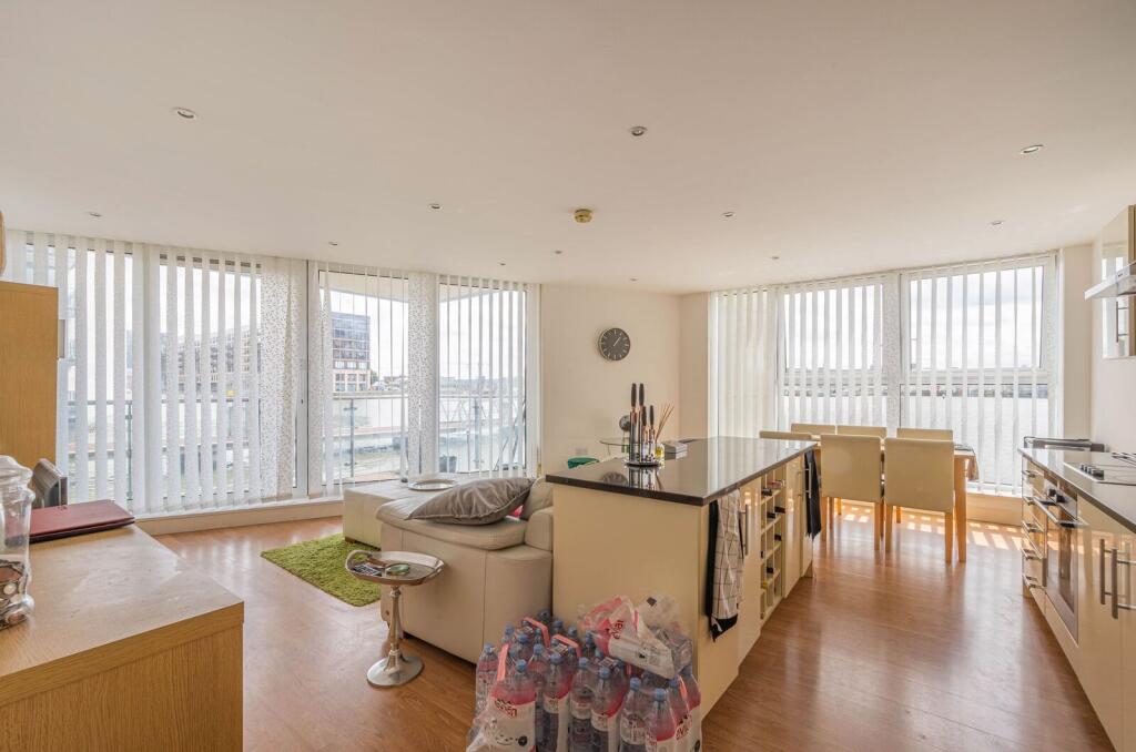 2 bed 1st Floor Flat for rent in London. From Foxtons - Canary Wharf