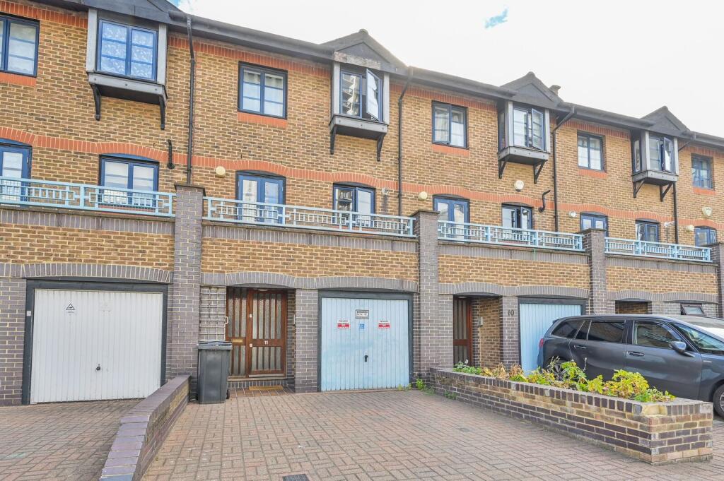 3 bed Detached for rent in London. From Foxtons - Canary Wharf