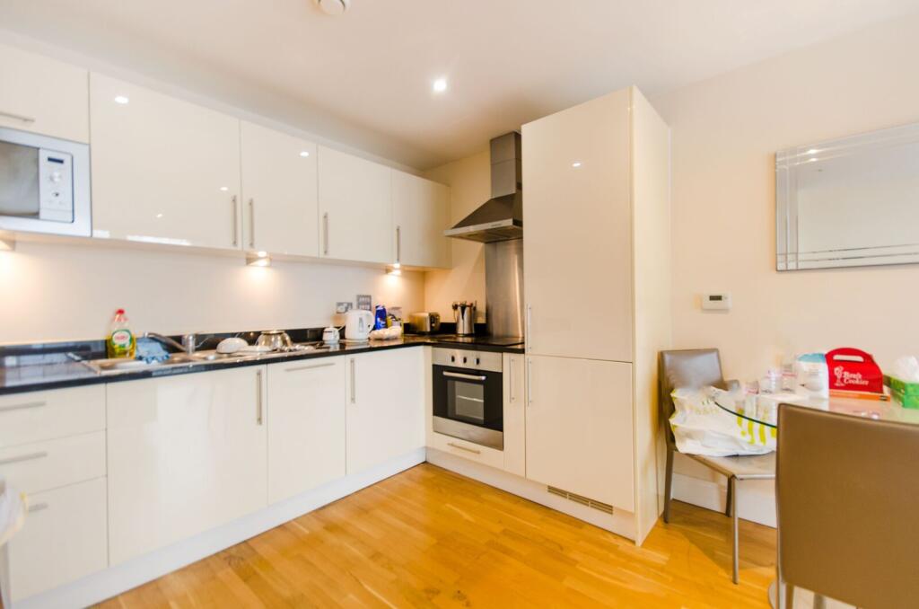 1 bed 1st Floor Flat for rent in Poplar. From Foxtons - Canary Wharf