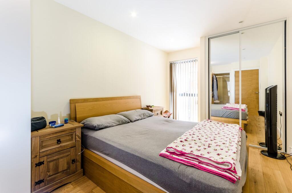 2 bed 1st Floor Flat for rent in Poplar. From Foxtons - Canary Wharf