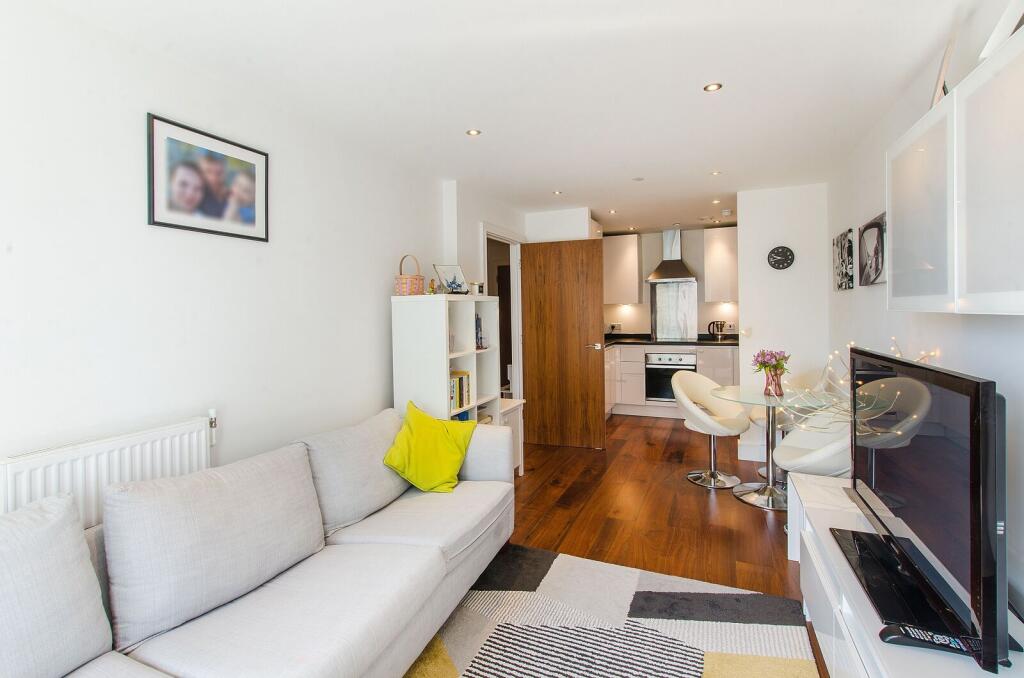 1 bed 1st Floor Flat for rent in Poplar. From Foxtons - Canary Wharf 1 bed 1st Floor Flat for rent in Poplar. From Foxtons - Canary Wharf