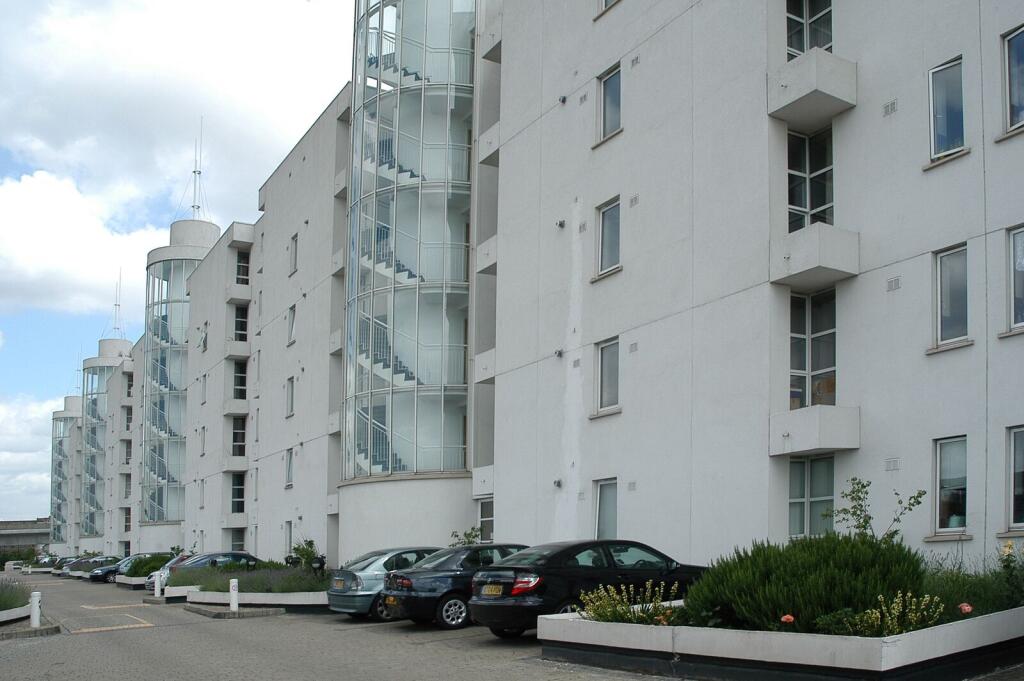 2 bed 1st Floor Flat for rent in Woolwich. From Foxtons - Canary Wharf