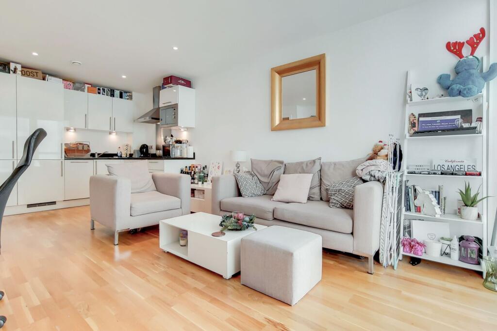 1 bed 1st Floor Flat for rent in London. From Foxtons - Canary Wharf