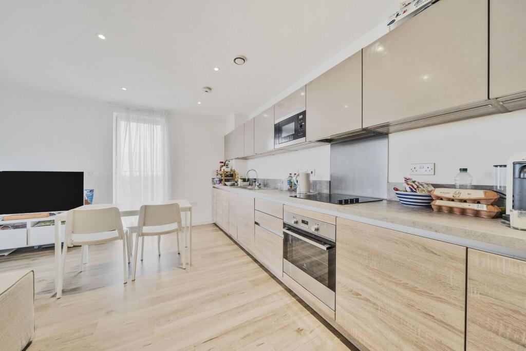 2 bed 1st Floor Flat for rent in London. From Foxtons - Canary Wharf