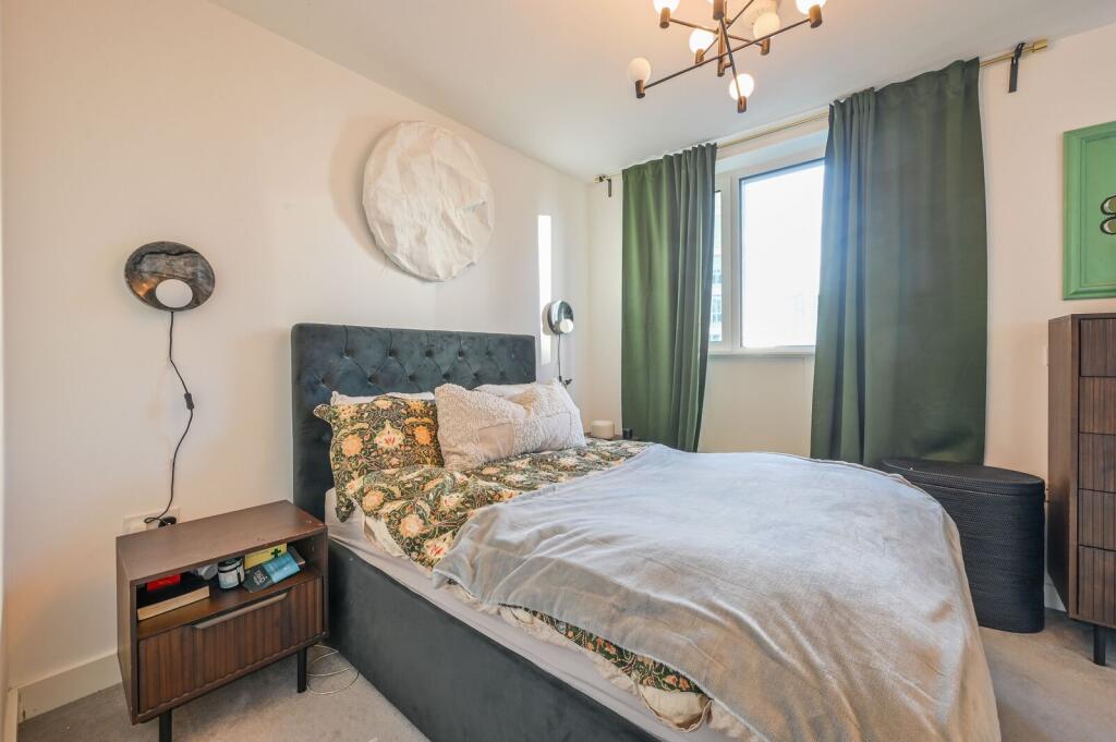 1 bed 1st Floor Flat for rent in London. From Foxtons - Canary Wharf