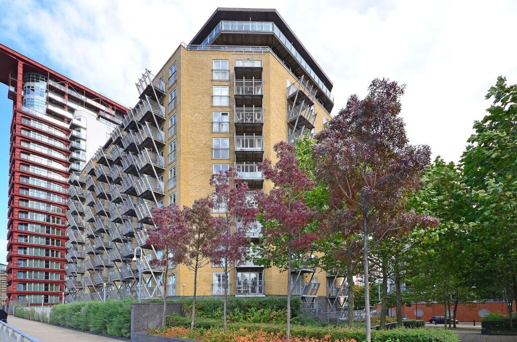 2 bed 1st Floor Flat for rent in Poplar. From Foxtons - Canary Wharf