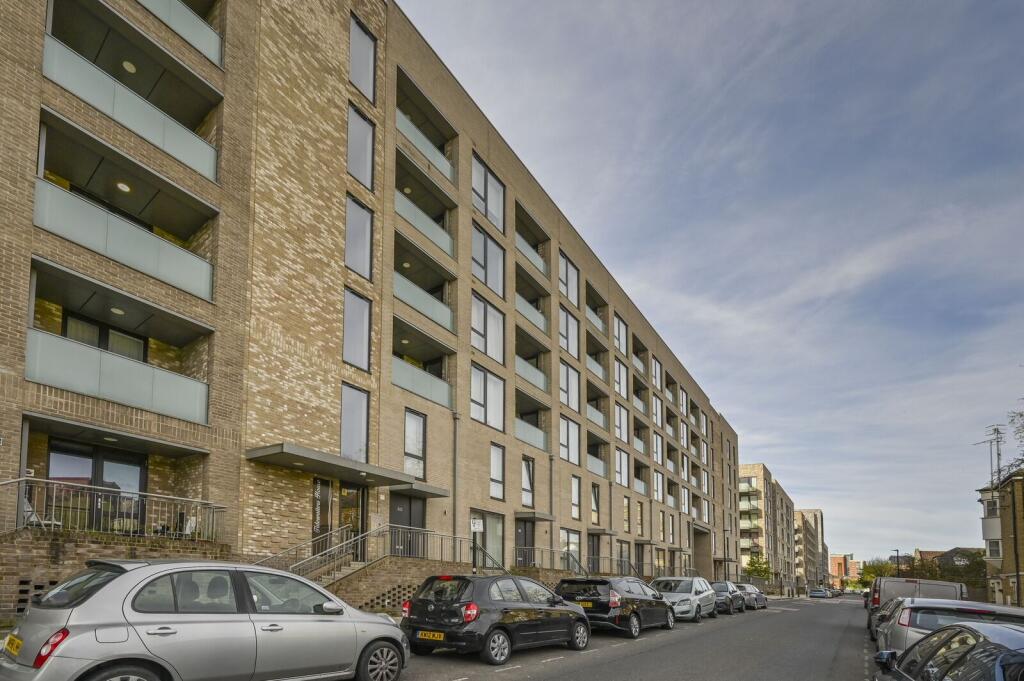 4 bed Studio for rent in London. From Foxtons - Canary Wharf 4 bed Studio for rent in London. From Foxtons - Canary Wharf