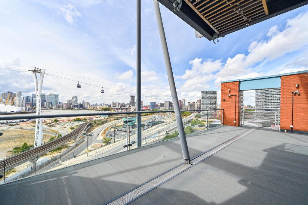 2 bed Penthouse for rent in Poplar. From Foxtons - Canary Wharf