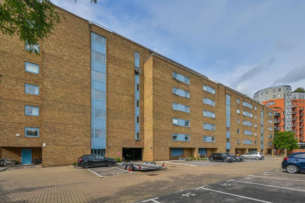 3 bed 1st Floor Flat for rent in Poplar. From Foxtons - Canary Wharf 3 bed 1st Floor Flat for rent in Poplar. From Foxtons - Canary Wharf
